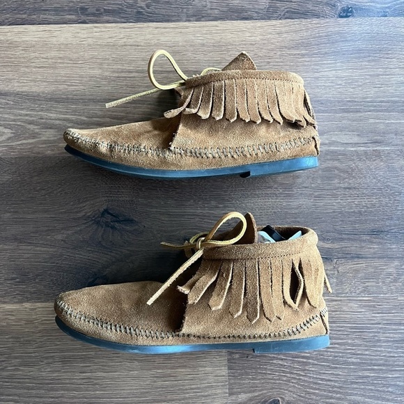 NWOT Minnetonka Women's Classic Fringe Boot in Softsole Brown - Picture 15 of 15